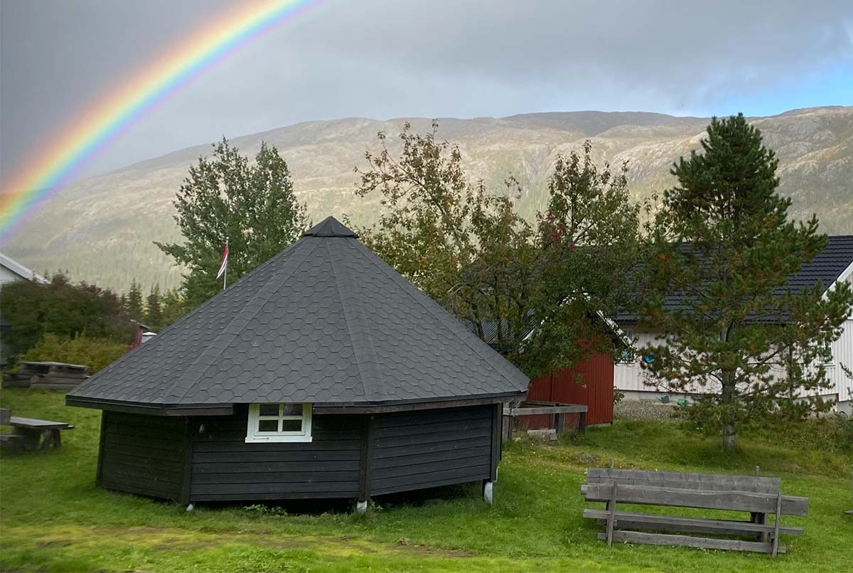 regnbue over holmen gård